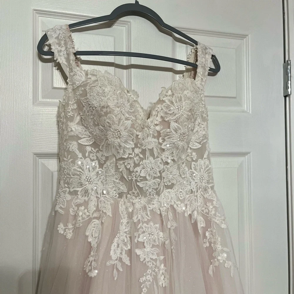 A contemporary white lace and tulle wedding dress with - Picture 10 of 14